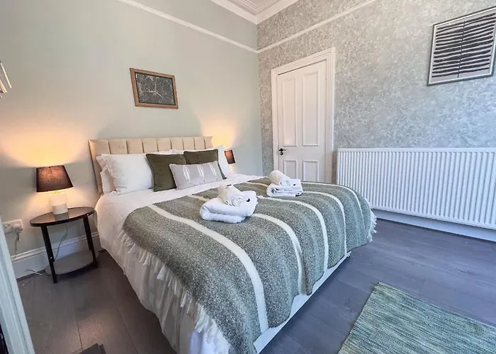 Apartment Spacious 6-bedroom Victorian Townhouse In - Sleeps 14 *