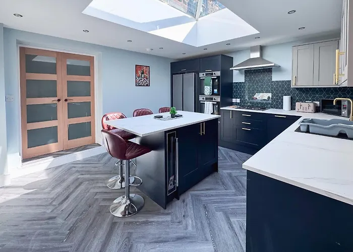 Spacious 6-bedroom Victorian Townhouse In - Sleeps 14 *