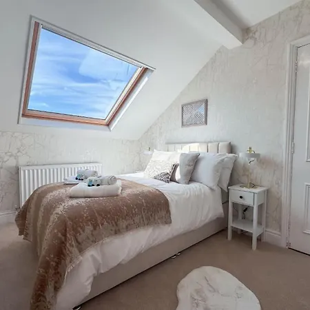 Spacious 6-bedroom Victorian Townhouse In - Sleeps 14 דירה *
