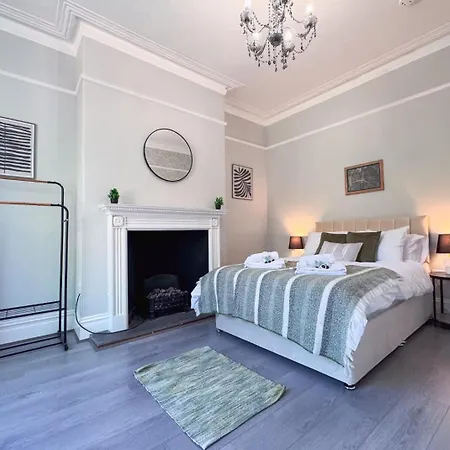 דירה Spacious 6-bedroom Victorian Townhouse In - Sleeps 14 הרוגייט