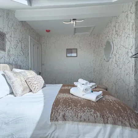 Spacious 6-bedroom Victorian Townhouse In - Sleeps 14 הרוגייט