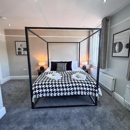 Spacious 6-bedroom Victorian Townhouse In - Sleeps 14 דירה *