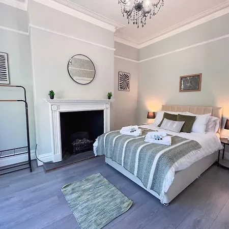 Spacious 6-bedroom Victorian Townhouse In - Sleeps 14 *