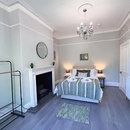 Spacious 6-bedroom Victorian Townhouse In - Sleeps 14 דירה *
