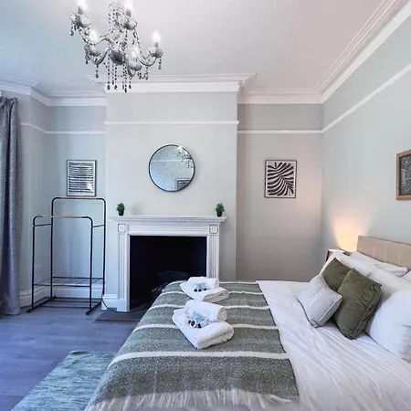 Spacious 6-bedroom Victorian Townhouse In - Sleeps 14 דירה