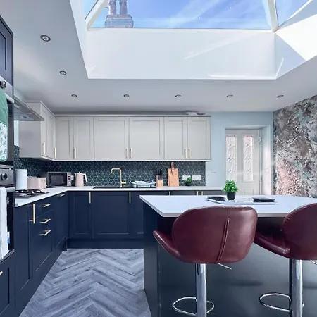Spacious 6-bedroom Victorian Townhouse In - Sleeps 14