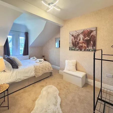 Spacious 6-bedroom Victorian Townhouse In - Sleeps 14