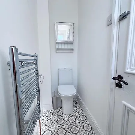 Spacious 6-bedroom Victorian Townhouse In - Sleeps 14 דירה הרוגייט