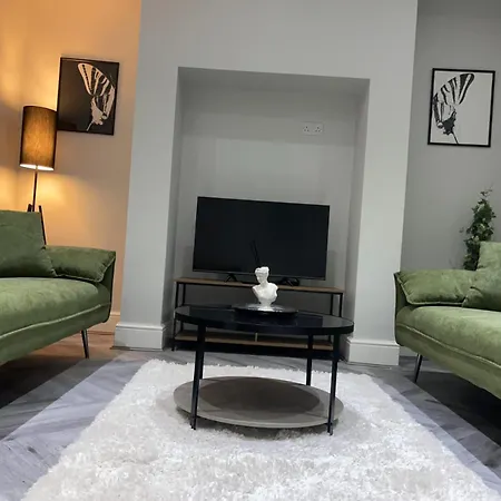 Spacious 6-bedroom Victorian Townhouse In - Sleeps 14 דירה